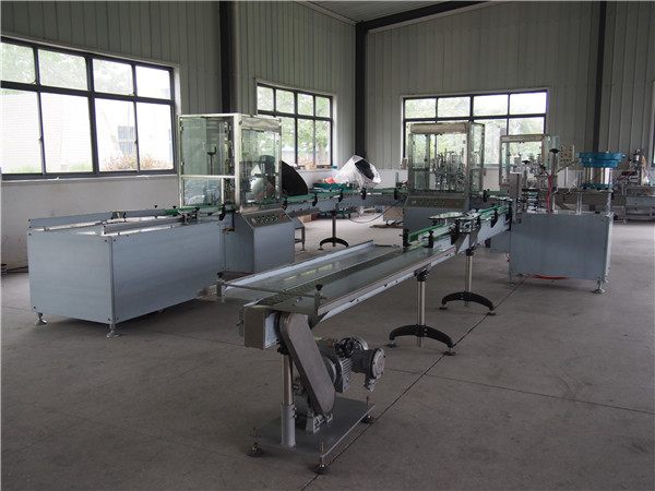 Linie automată de umplere și șapă cu șampon